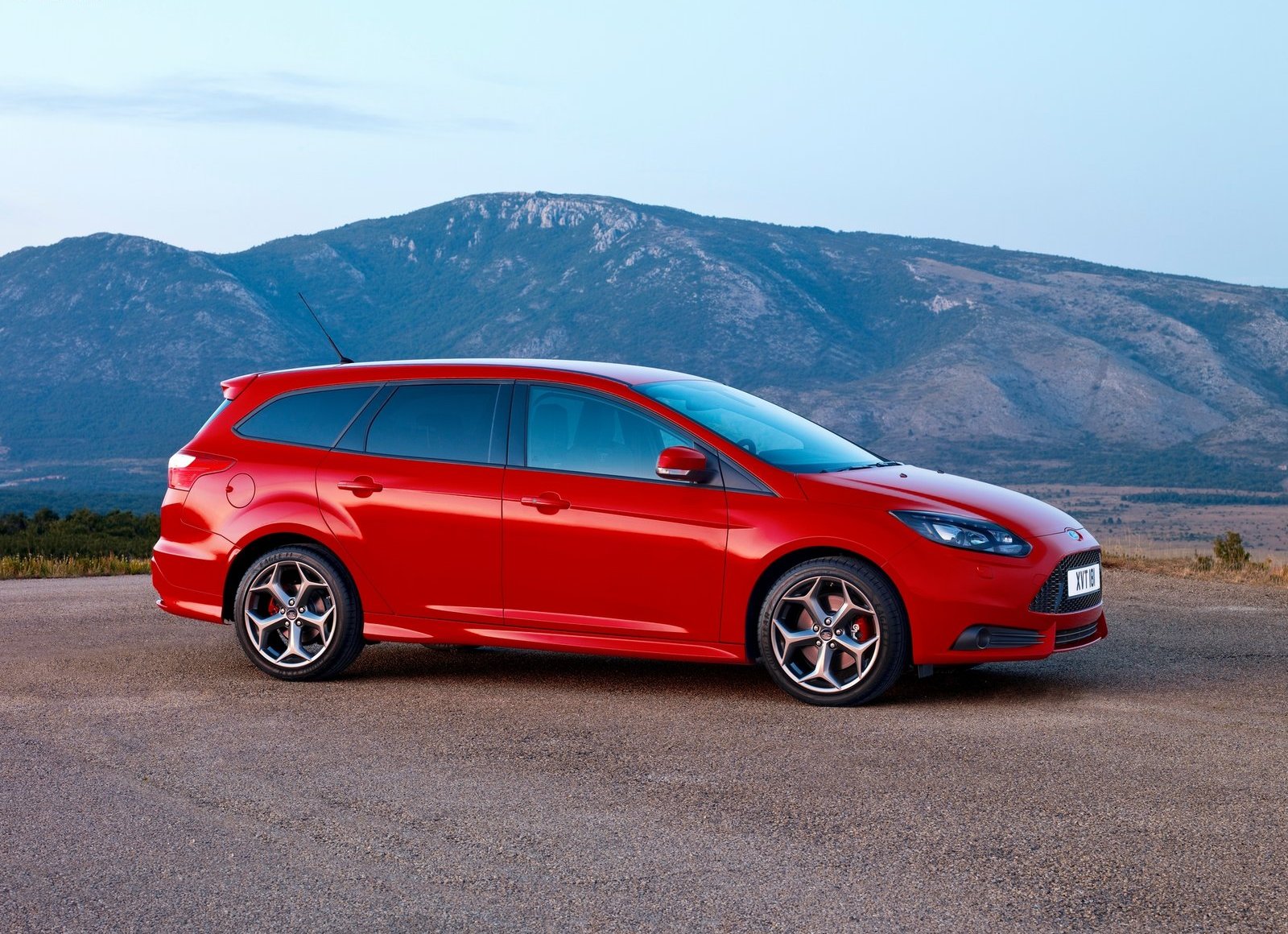 2013-Ford-Focus-ST-Front-Angle-31