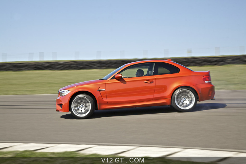 Essai-BMW-Serie-1-M-Coupe-orange-profil-gauche-drift_zoom